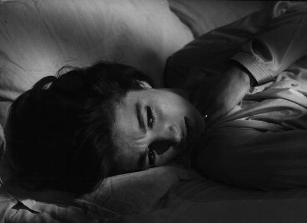 Scena del film "L'imprevisto" - Regia Alberto Lattuada - 1961 - L'attrice Anouk Aimée a letto