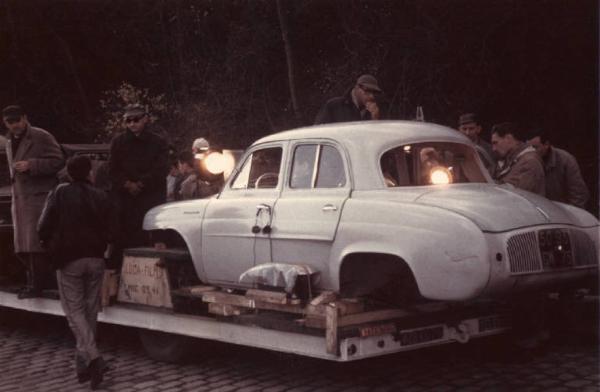 Set del film "L'imprevisto" - Regia Alberto Lattuada - 1961 - Il regista Alberto Lattuada sul set accanto a un'automobile con gli operatori