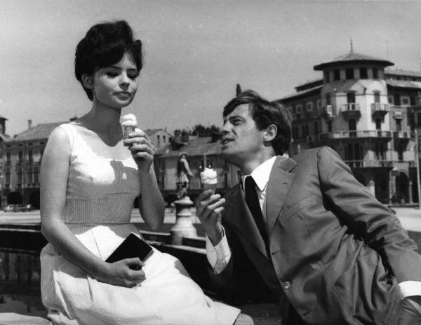 Scena del film "Lettere di una novizia" - Regia Alberto Lattuada - 1960 - Gli attori Pascale Petit e Jean-Paul Belmondo con un gelato in mano