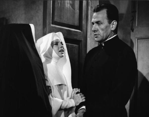 Scena del film "Lettere di una novizia" - Regia Alberto Lattuada - 1960 - Gli attori Pascale Petit, in abito da suora, e Massimo Girotti in abito da prete