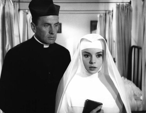 Scena del film "Lettere di una novizia" - Regia Alberto Lattuada - 1960 - Gli attori Pascale Petit, in abito da suora, e Massimo Girotti in abito da prete