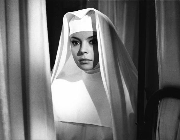 Scena del film "Lettere di una novizia" - Regia Alberto Lattuada - 1960 - L'attrice Pascale Petit in abito da suora