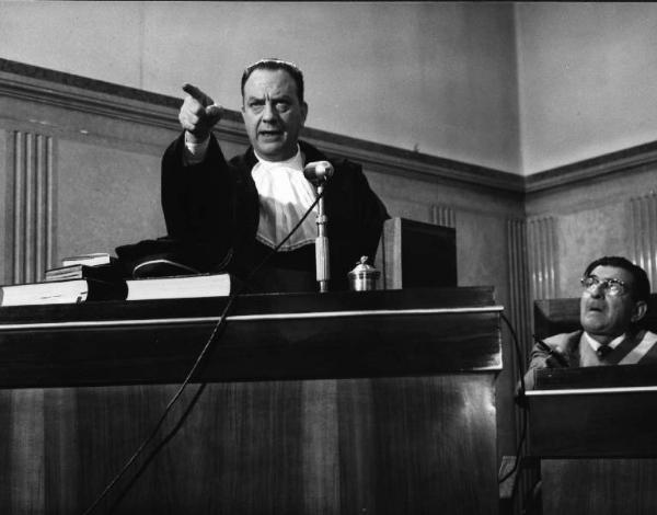 Scena del film "Lettere di una novizia" - Regia Alberto Lattuada - 1960 - Due attori non identificati in tribunale