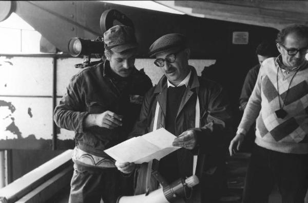 Set del film "Sono stato io" - Regia Alberto Lattuada - 1973 - Il regista Alberto Lattuada sul set vicino alla macchina da presa con gli operatori della troupe