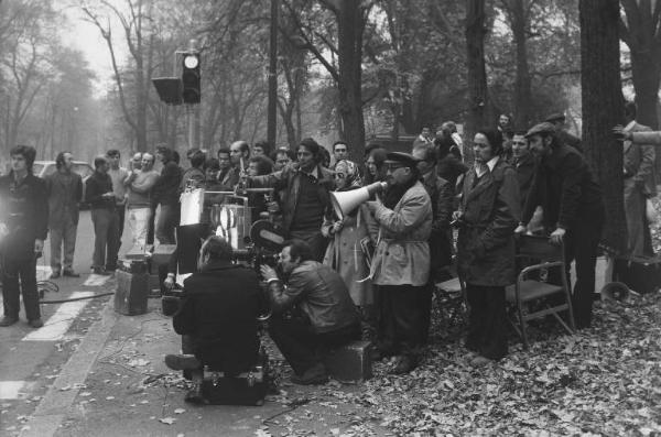 Set del film "Sono stato io" - Regia Alberto Lattuada - 1973 - Il regista Alberto Lattuada con il megafono dietro la macchina da presa con gli operatori della troupe