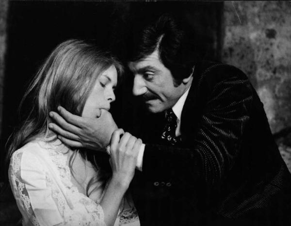 Scena del film "Le farò da padre" - Regia Alberto Lattuada - 1974 - Gli attori Luigi Proietti e Teresa Ann Savoy