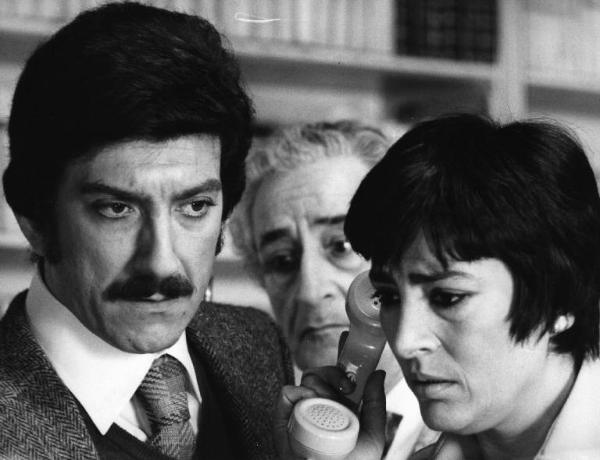 Scena del film "Le farò da padre" - Regia Alberto Lattuada - 1974 - Gli attori Luigi Proietti, Irene Papas e Mario Scaccia