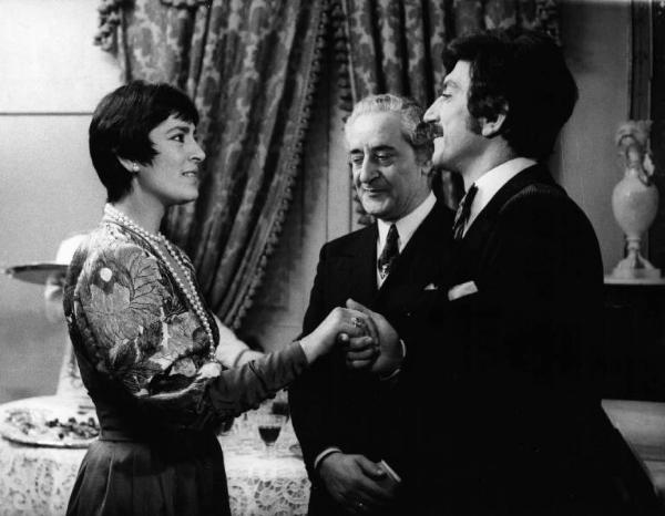 Scena del film "Le farò da padre" - Regia Alberto Lattuada - 1974 - Gli attori Luigi Proietti, Irene Papas e Mario Scaccia