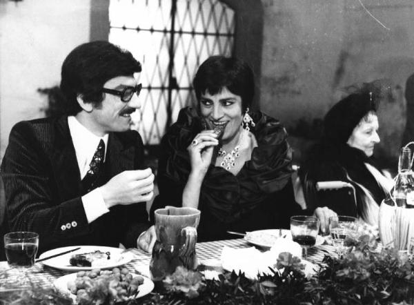 Scena del film "Le farò da padre" - Regia Alberto Lattuada - 1974 - Gli attori Luigi Proietti, Irene Papas e Pia Attanasio a tavola