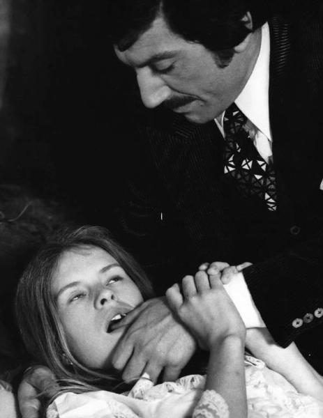 Scena del film "Le farò da padre" - Regia Alberto Lattuada - 1974 - Gli attori Luigi Proietti e Teresa Ann Savoy