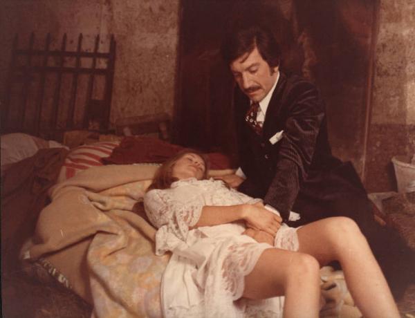 Scena del film "Le farò da padre" - Regia Alberto Lattuada - 1974 - Gli attori Luigi Proietti e Teresa Ann Savoy sul letto