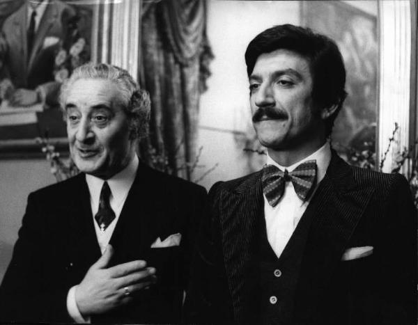 Scena del film "Le farò da padre" - Regia Alberto Lattuada - 1974 - Gli attori Luigi Proietti e Mario Scaccia