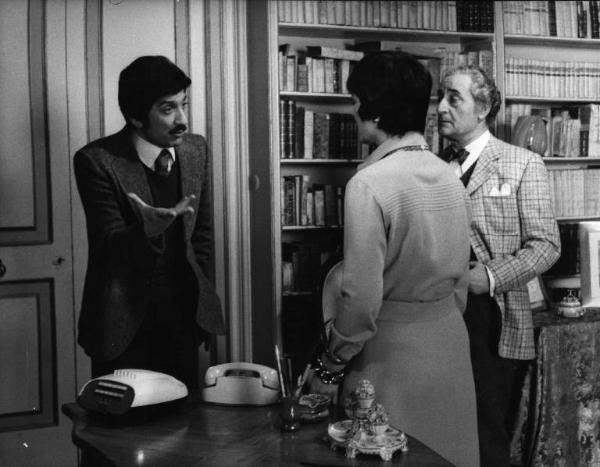 Scena del film "Le farò da padre" - Regia Alberto Lattuada - 1974 - Gli attori Luigi Proietti, Irene Papas e Mario Scaccia