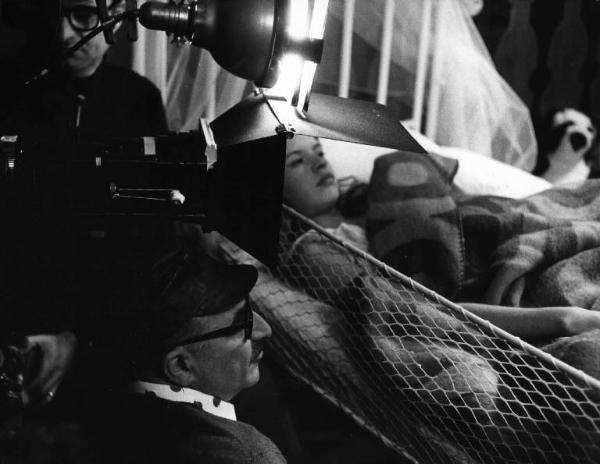 Set del film "Le farò da padre" - Regia Alberto Lattuada - 1974 - Il regista Alberto Lattuada e l'attrice Teresa Ann Savoy a letto