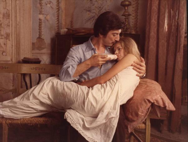 Scena del film "Le farò da padre" - Regia Alberto Lattuada - 1974 - Gli attori Luigi Proietti e Teresa Ann Savoy con un biberon in bocca