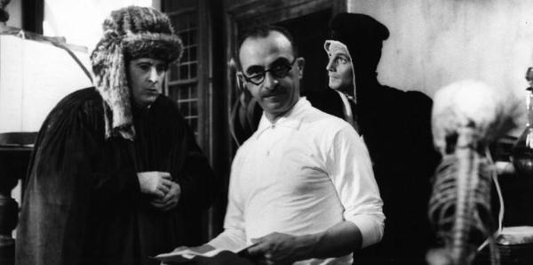 Set del film "La mandragola" - Regia Alberto Lattuada - 1965 - Il regista Alberto Lattuada con l'attore Romolo Valli e un attore non identificato