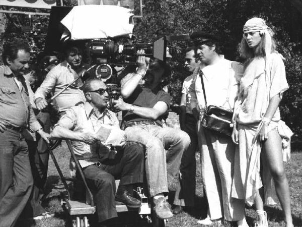 Set del film "Oh! Serafina" - Regia Alberto Lattuada - 1976 - Gli attori Renato Pozzetto e Dalila Di Lazzaro con il regista Alberto Lattuada e la troupe sul set