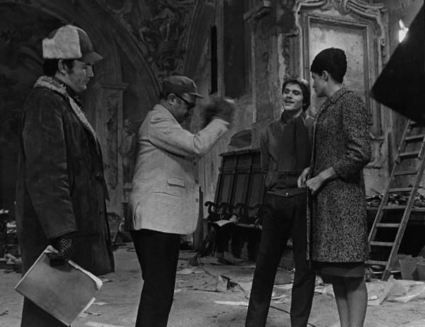 Set del film "Venga a prendere il caffè... da noi" - Regia Alberto Lattuada - 1970 - Il regista Alberto Lattuada e l'attrice Franca Romana Coluzzi con gli operatori della troupe