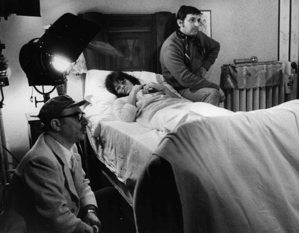 Set del film "Venga a prendere il caffè... da noi" - Regia Alberto Lattuada - 1970 - Il regista Alberto Lattuada con l'attrice Francesca Romana Coluzzi a letto e un operatore