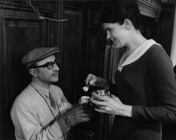 Set del film "Venga a prendere il caffè... da noi" - Regia Alberto Lattuada - 1970 - Il regista Alberto Lattuada con l'attrice Francesa Romana Coluzzi