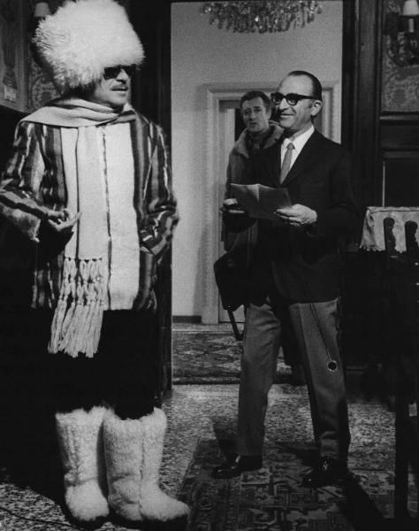 Set del film "Venga a prendere il caffè... da noi" - Regia Alberto Lattuada - 1970 - Il regista Alberto Lattuada e l'attore Ugo Tognazzi con un colbacco in testa