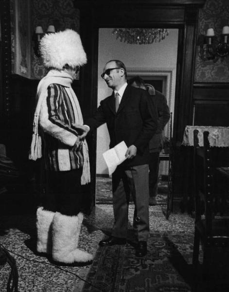 Set del film "Venga a prendere il caffè... da noi" - Regia Alberto Lattuada - 1970 - Il regista Alberto Lattuada e l'attore Ugo Tognazzi con un colbacco in testa