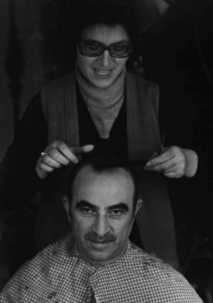 Set del film "Venga a prendere il caffè... da noi" - Regia Alberto Lattuada - 1970 - Il regista Alberto Lattuada dalla parrucchiera per il taglio dei capelli