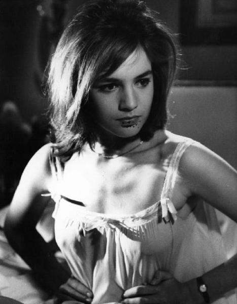 Scena del film "I dolci inganni" - Regia Alberto Lattuada - 1960 - L'attrice Catherine Spaak in camicia da notte