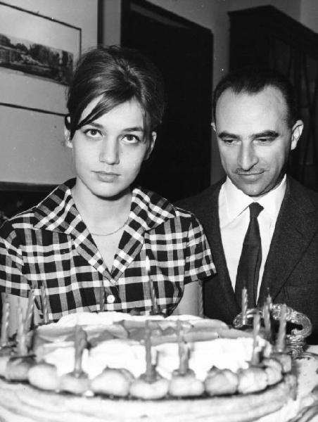 Set del film "I dolci inganni" - Regia Alberto Lattuada - 1960 - L'attrice Catherine Spaak e il regista Alberto Lattuada davanti a una torta