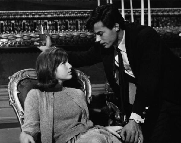 Scena del film "I dolci inganni" - Regia Alberto Lattuada - 1960 - Gli attori Jean Sorel e Catherine Spaak