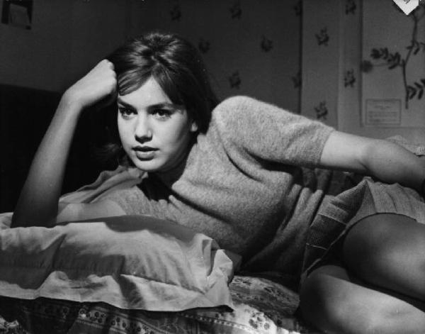 Scena del film "I dolci inganni" - Regia Alberto Lattuada - 1960 - L'attrice Catherine Spaak sul letto