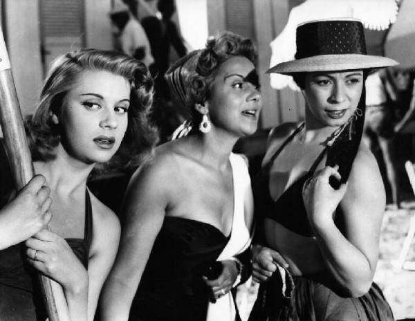 Scena del film "La spiaggia" - Regia Alberto Lattuada - 1953 - Le attrici Mara Berni, Clelia Matania e un'attrice non identificata