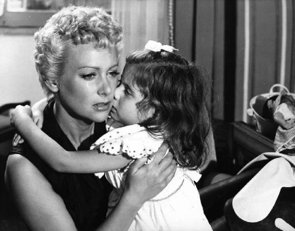 Scena del film "La spiaggia" - Regia Alberto Lattuada - 1953 - L'attrice Martine Carol con una bambina