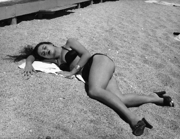 Scena del film "La spiaggia" - Regia Alberto Lattuada - 1953 - L'attrice Valeria Moriconi in bikini stesa sulla spiaggia