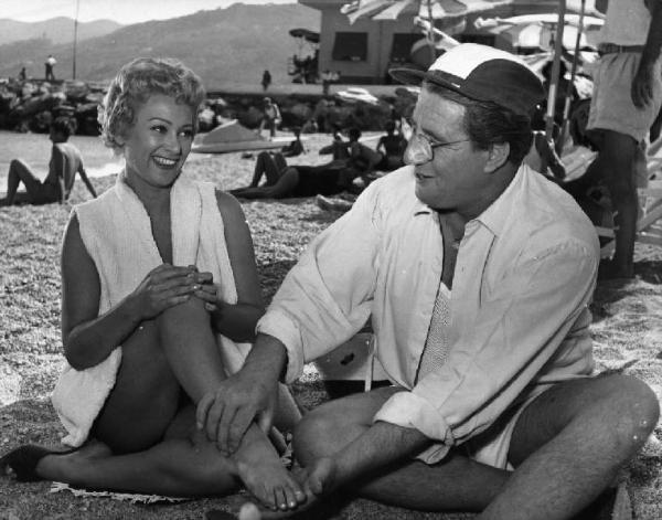 Scena del film "La spiaggia" - Regia Alberto Lattuada - 1953 - Gli attori Martine Carol e Mario Carotenuto