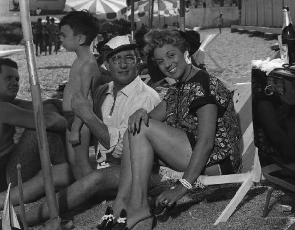 Scena del film "La spiaggia" - Regia Alberto Lattuada - 1953 - Gli attori Mario Carotenuto e Clelia Matania in spiaggia