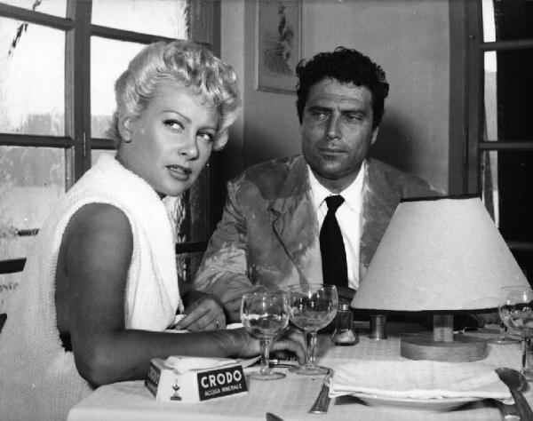 Scena del film "La spiaggia" - Regia Alberto Lattuada - 1953 - Gli attori Martine Carol e Raf Vallone a tavola in un ristorante