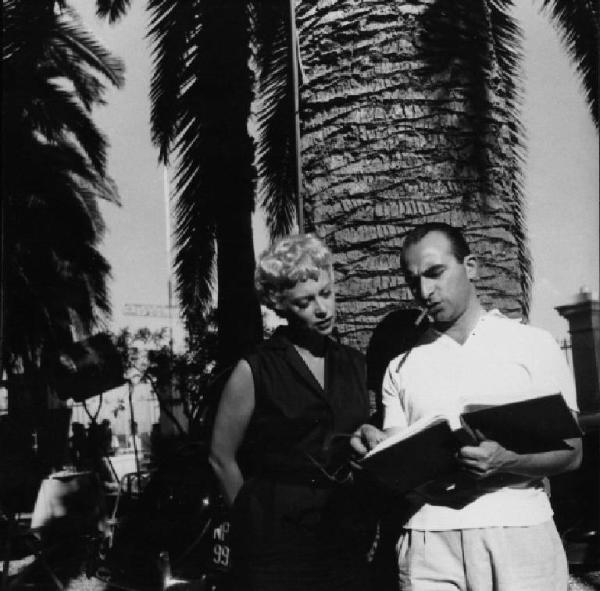 Set del film "La spiaggia" - Regia Alberto Lattuada - 1953 - L'attrice Martine Carol e il regista Alberto Lattuada