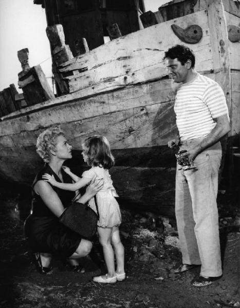 Scena del film "La spiaggia" - Regia Alberto Lattuada - 1953 - Gli attori Martine Carol e Raf Vallone con una bambina