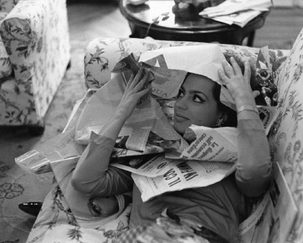 Scena del film "Matchless" - Regia Alberto Lattuada - 1967 - L'attrice Ira Fürstenberg tra fogli di giornali