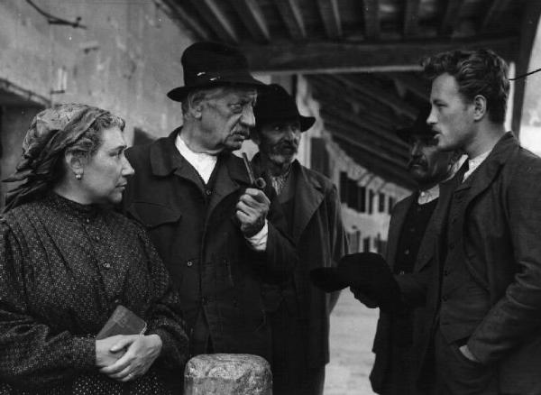 Scena del film "Il mulino del Po" - Regia Alberto Lattuada - 1948 - Gli attori Jacques Sernas, Anna Carena e tre attori non identificati