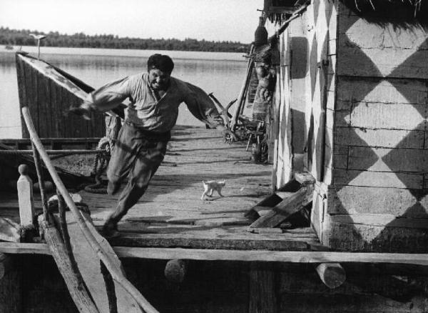 Scena del film "Il mulino del Po" - Regia Alberto Lattuada - 1948 - L'attore Giacomo Giuradei in corsa accanto al mulino