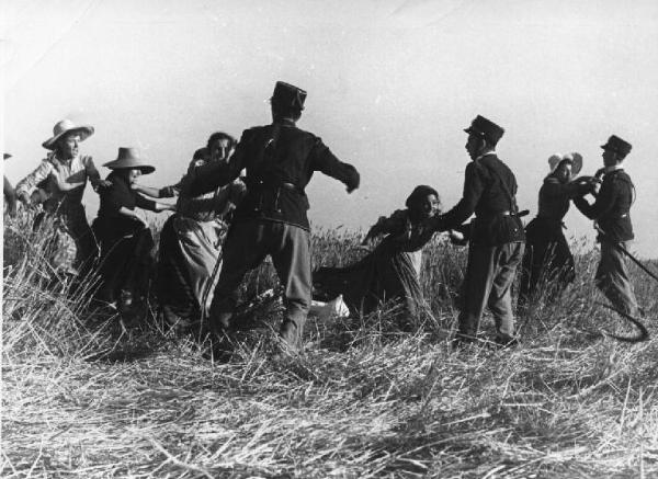 Scena del film "Il mulino del Po" - Regia Alberto Lattuada - 1948 - Un gruppo di contadine infuriate fermate da alcuni poliziotti