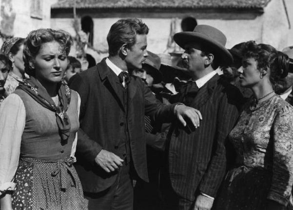 Scena del film "Il mulino del Po" - Regia Alberto Lattuada - 1948 - Gli attori Jacques Sernas, Nino Pavese e Carla Del Poggio tra una folla di attori non identificati