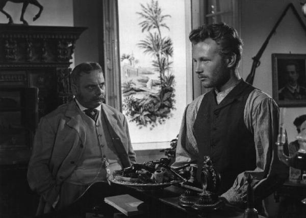 Scena del film "Il mulino del Po" - Regia Alberto Lattuada - 1948 - L'attore Jacques Sernas e un attore non identificato