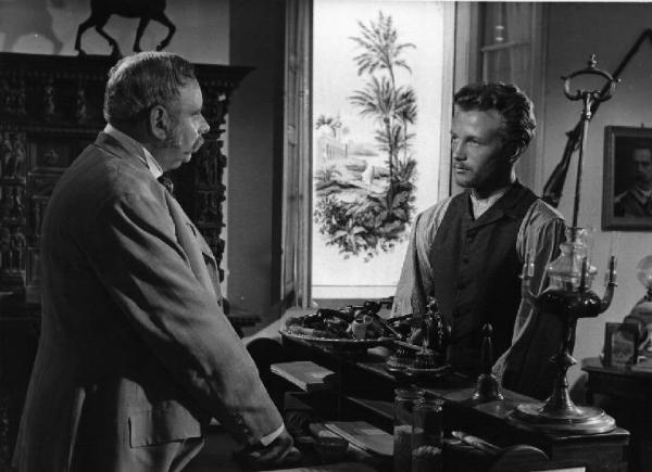 Scena del film "Il mulino del Po" - Regia Alberto Lattuada - 1948 - L'attore Jacques Sernas e un attore non identificato