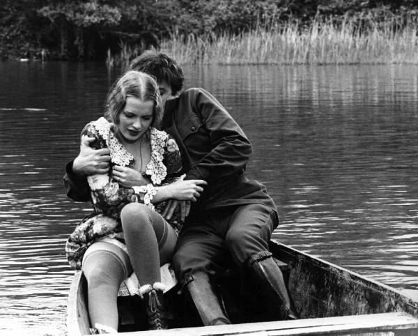 Scena del film "Cuore di cane" - Regia Alberto Lattuada - 1976 - Gli attori Cochi Ponzoni e Rena Niehaus in barca sul fiume