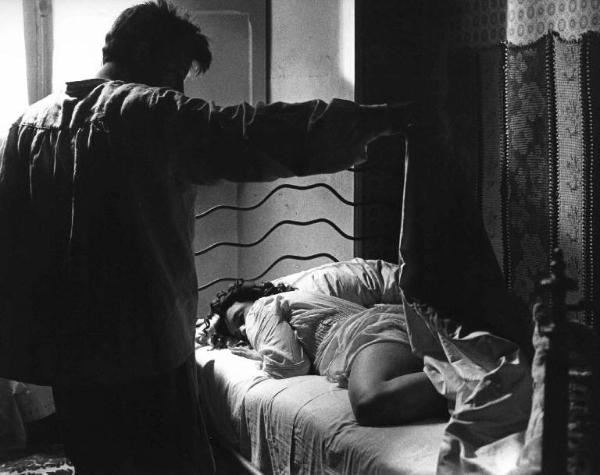 Scena del film "Cuore di cane" - Regia Alberto Lattuada - 1976 - L'attrice Eleonora Giorgi sul letto scoperta dall'attore Cochi Ponzoni