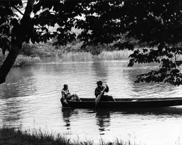 Scena del film "Cuore di cane" - Regia Alberto Lattuada - 1976 - Gli attori Cochi Ponzoni e Rena Niehaus in barca sul fiume