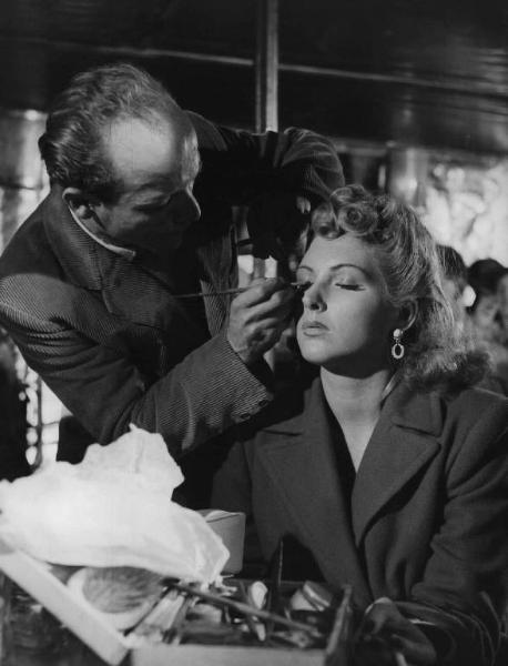 Scena del film "Senza pietà" - Regia Alberto Lattuada - 1948 - L'attrice Carla Del Poggio con il truccatore